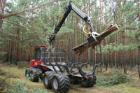 Der Vallmet beläd sein Transportkorb und fährt das gefällte Holz zu den von unseren LKW´s befahrbaren Waldwegen. 