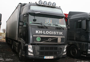 Moderner MAN-LKW mit Auflieger und Schubbodentechnik. 