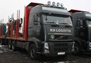 Moderner Volvo-LKW mit moderner Ladetechnik für den Rundholztransport. 