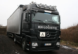 Moderner MAN-LKW mit Auflieger und Schubbodentechnik. 